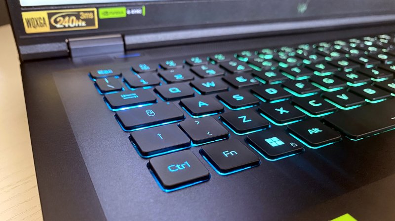 La tastiera RGB dell'ACER Predator Helios 18 incassata per aumentare la corsa dei tasti e caratterizzata da Micro LED che restituiscono un'illuminazione più suggestiva e priva di bagliori