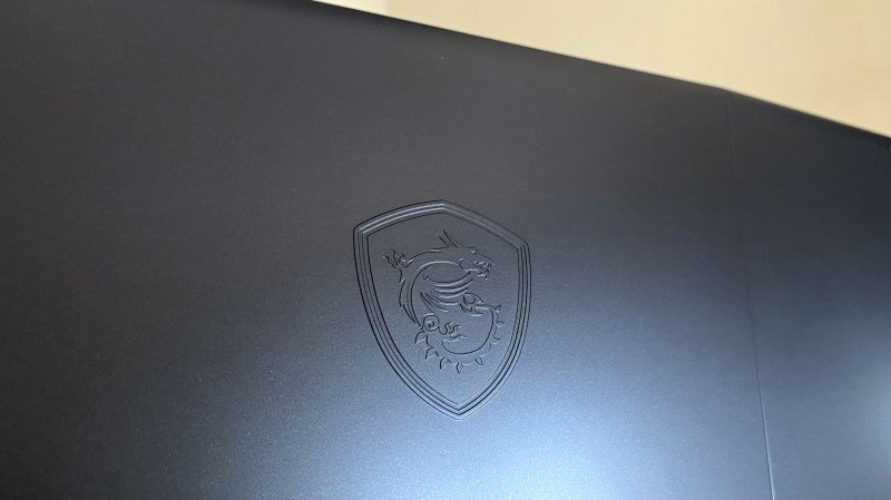 Il logo MSI in rilievo sul coperchio dell'MSI Katana 15 è uno dei pochi vezzi di un laptop spartano