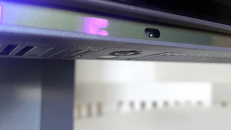 L'unico tasto del monitor da gioco LG UltraGear 27GR95QE-B funziona da pulsante di accensione ma consente anche di accedere ai menù rapidi