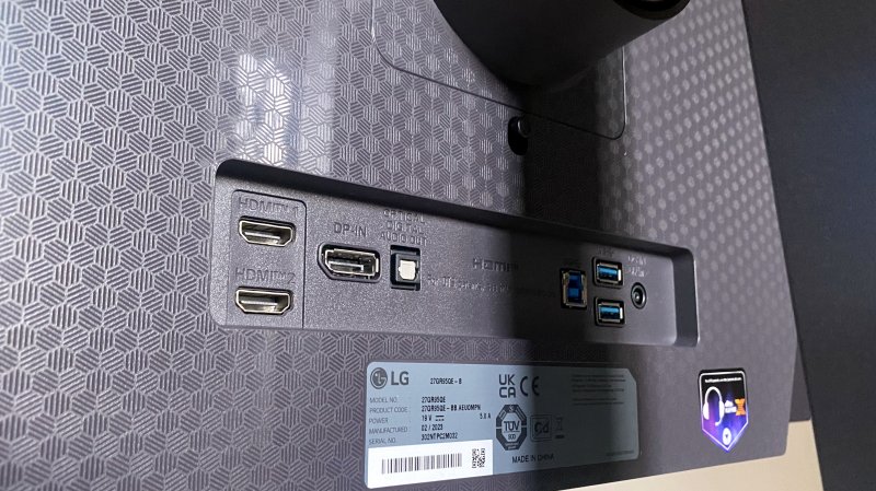 Le porte dell'LG UltraGear 27GR95QE-B sono facilmente raggiungibili