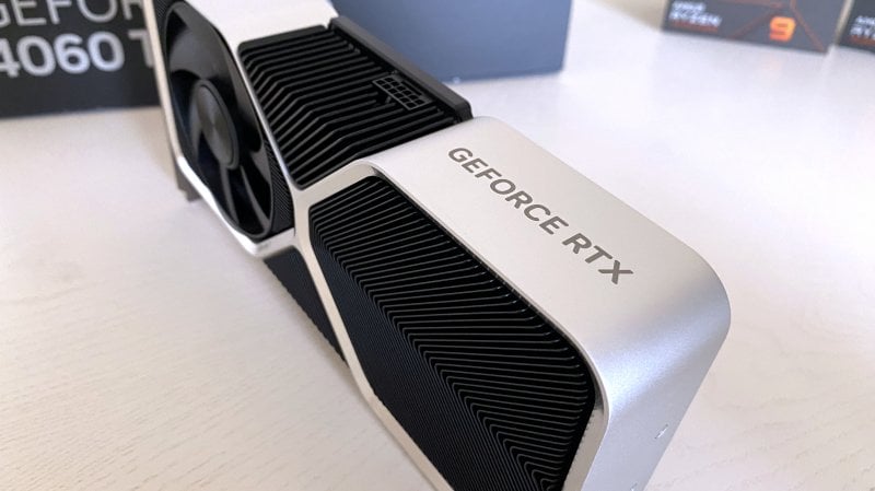 Per alimentare il connettore a 16-pin della NVIDIA GeForce RTX 4060 Ti Founders Edition è sufficiente un connettore ausiliario da 8-pin