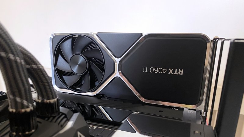 La NVIDIA GeForce RTX 4060 Ti Founders Edition installata sulla nostra configurazione con CPU AMD Ryzen 7950X