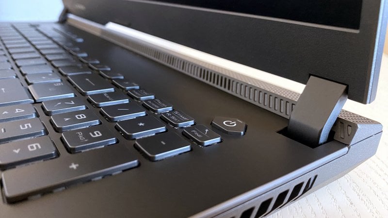 La tastiera dell'ASUS ROG Strix Scar 17 aiuta in modo rilevante la dissipazione senza farsi mai particolarmente calda