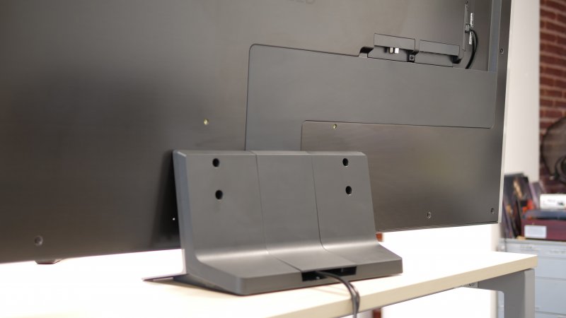 Lo stand di LG G3, venduto separatamente, è lo stesso della serie G2 e si integra perfettamente al cable management del TV