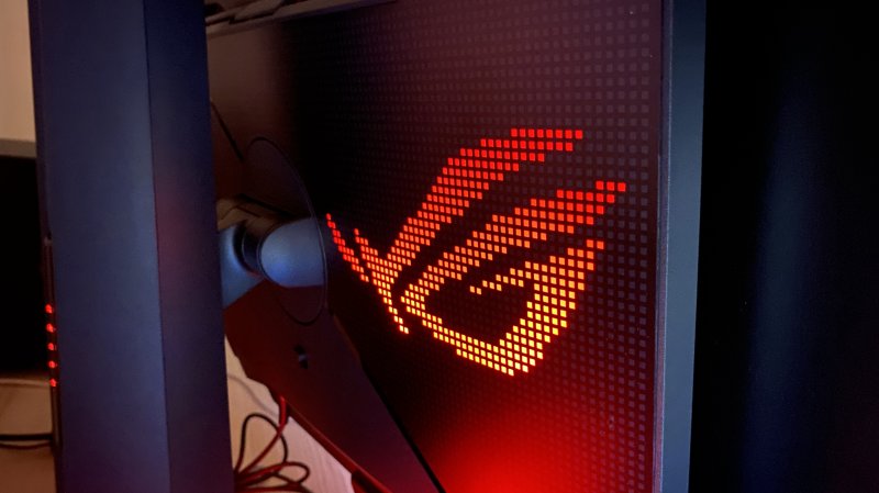 Il logo RGB AURA Sync posteriore dell'ASUS ROG Swift OLED PG27AQDM, caratterizzato da un suggestivo effetto pixel
