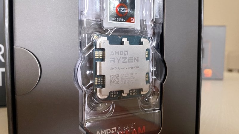 L'AMD Ryzen 9 7950X3D con il suo cofanetto, identico a quello dell'AMD Ryzen 9 7950X