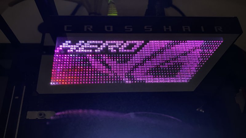 Il suggestivo schermo Polymo della ASUS ROG Crosshair X670E Hero