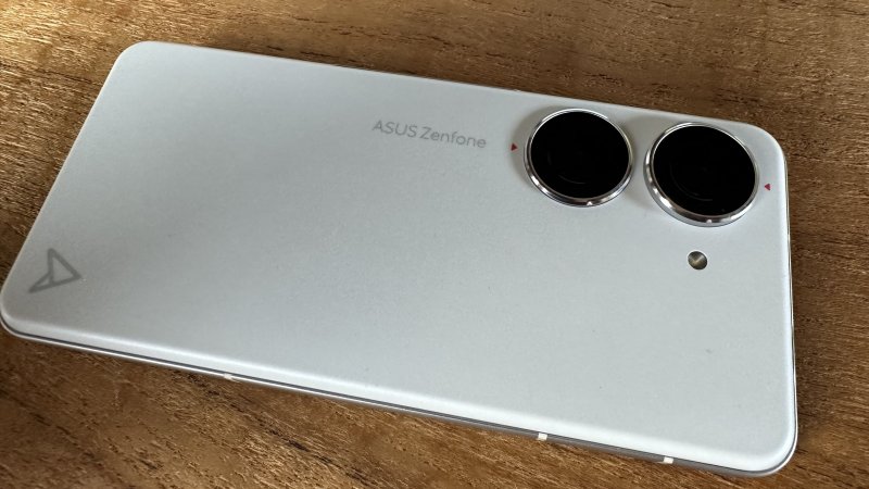 ASUS Zenfone 10 conferma il doppio obiettivo posteriore, senza quindi un tele