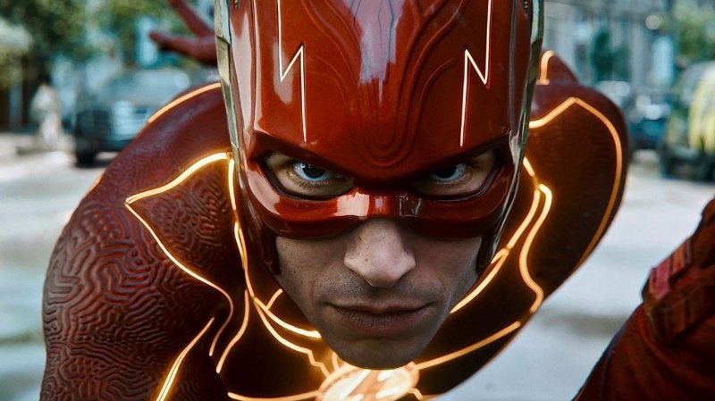 Il Flash di Ezra Miller in una scena del film