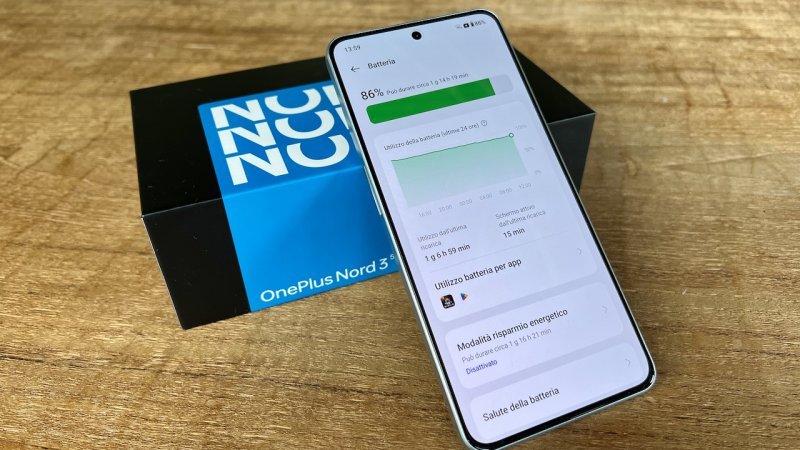 L'autonomia di OnePlus Nord 3 è molto solida e la batteria si ricarica completamente in circa 30 minuti