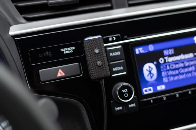 Amazon Echo Auto 2: la recensione dell'assistente Alexa da portarsi in macchina
