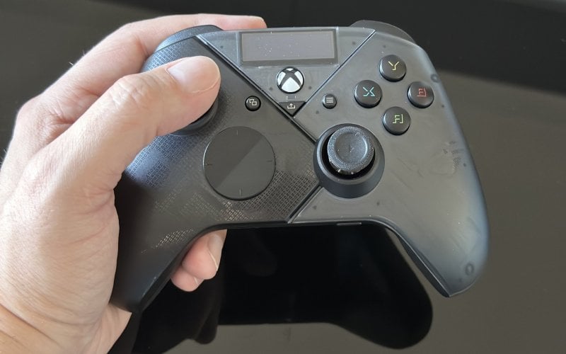 ASUS ROG Raikiri Pro impugnato: l'ergonomia è eccellente, la stessa del controller Xbox