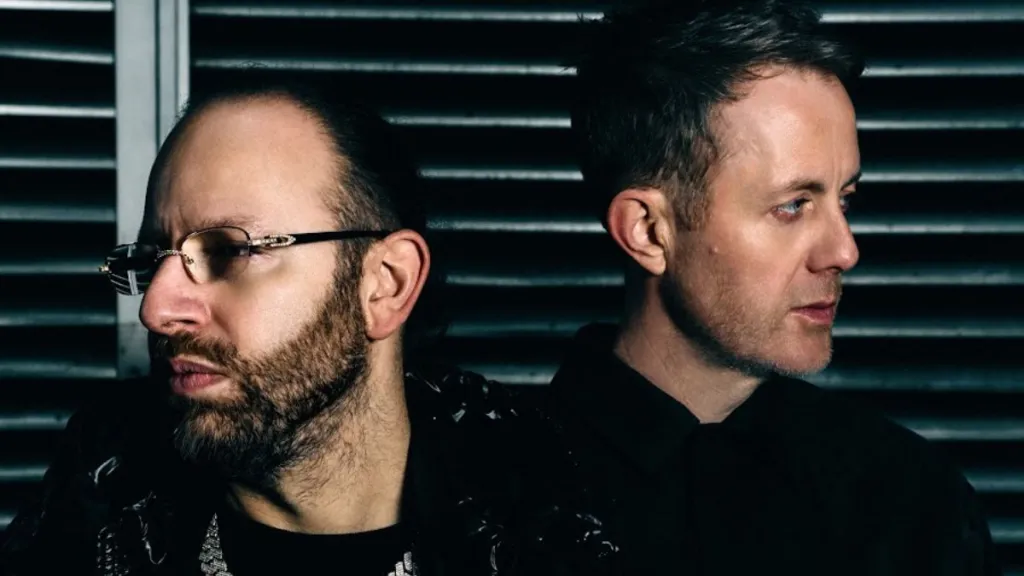 Duo Chase and Status come DJ nella discoteca di Londra in 007 First Light