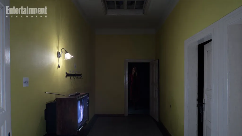 Scatto preliminare di OD: corridoio giallo e figura inquietante