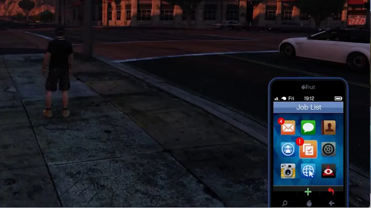 Apertura del telefono in GTA Online per accedere al sito immobiliare