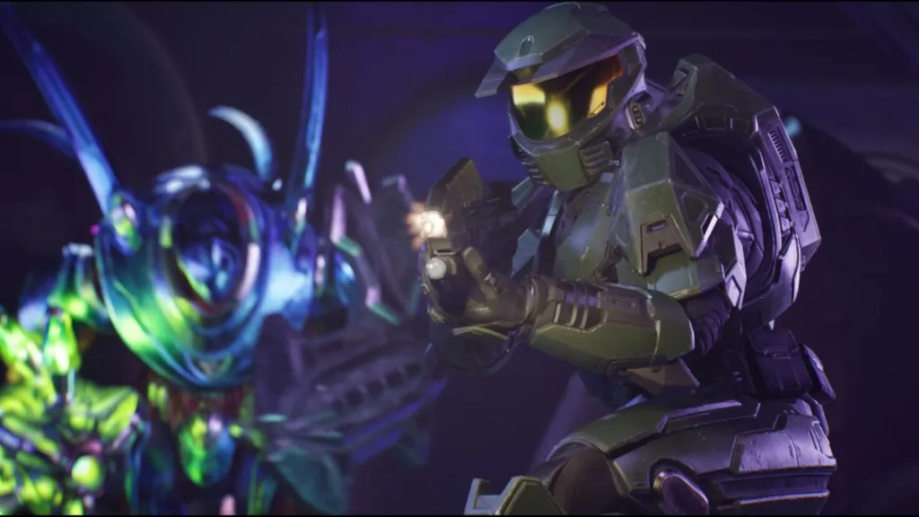 Master Chief fronteggia un Elite in Halo Campaign Evolved
