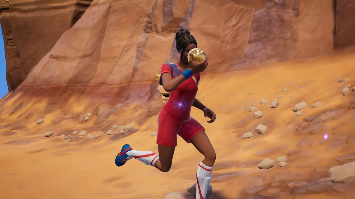 Giocatore che consuma la Mela d'oro exotica in Fortnite