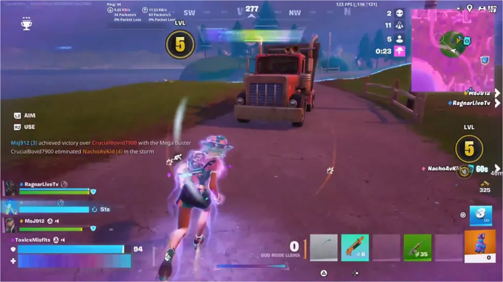 God Mode Llama in azione: il giocatore attraversa una struttura