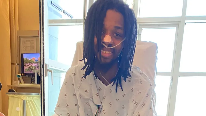 Jerry Fort in camice ospedaliero, soggetto della raccolta fondi per il trapianto polmonare.