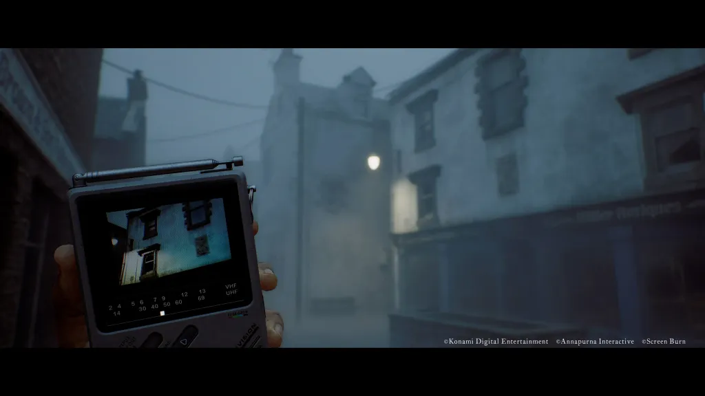 Gameplay in prima persona di Silent Hill: Townfall con dispositivo CRTV